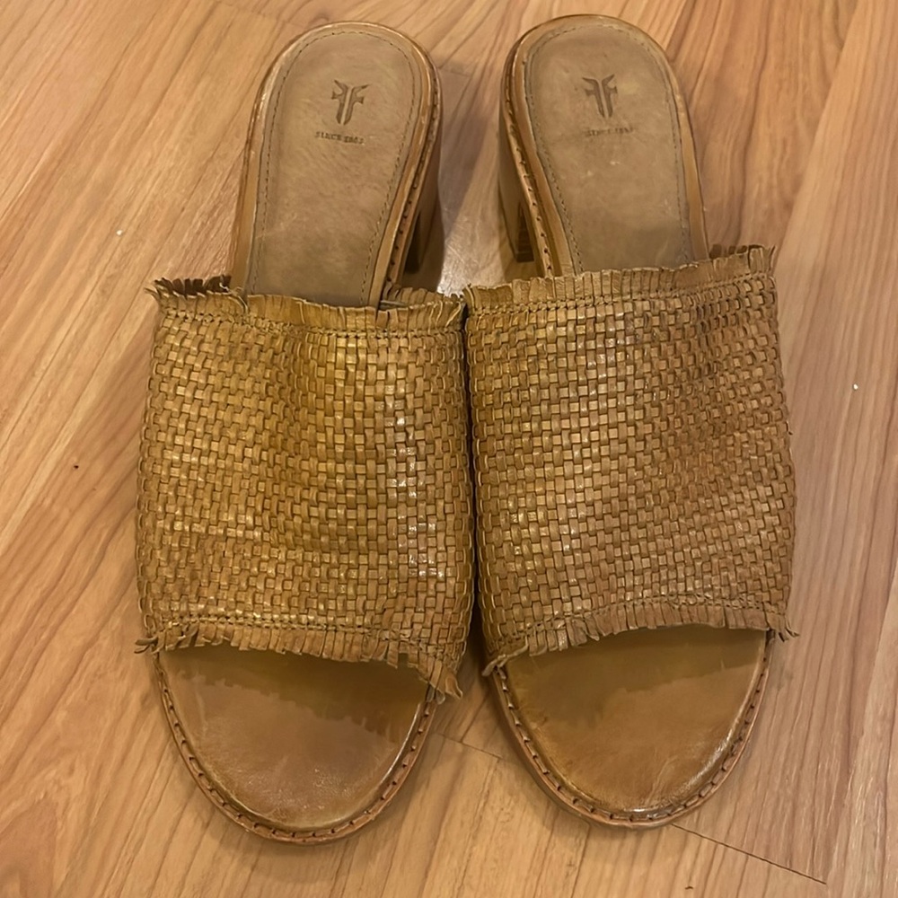 Frye blocked heel sandals. Size 9. Brown.